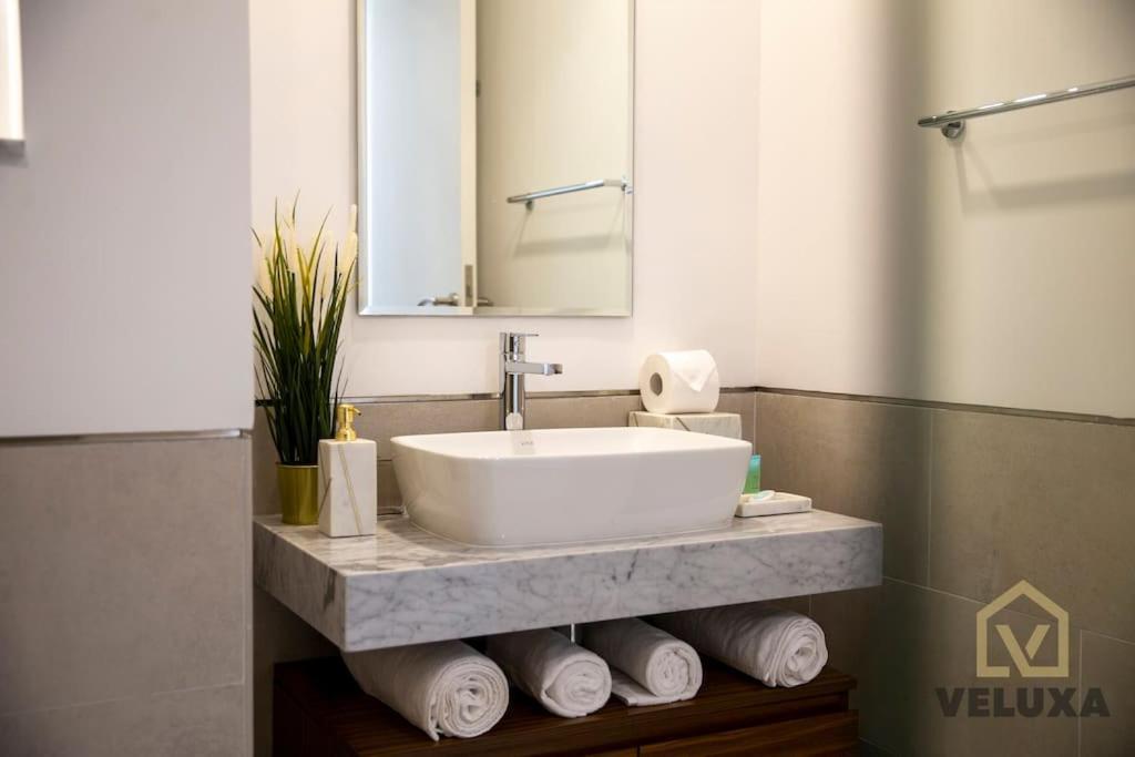 Veluxa - Luxury And Bright 1 Bedroom Apartment, Burj View! Dubai Exterior photo